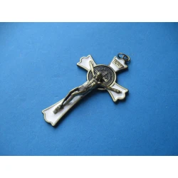 Krzyż metalowy z medalem Św.Benedykta 7 cm biały